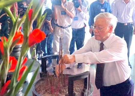 Tổng Bí thư Nguyễn Phú Trọng dâng hương tại Nhà lưu niệm Tổng Bí thư Lê Duẩn.